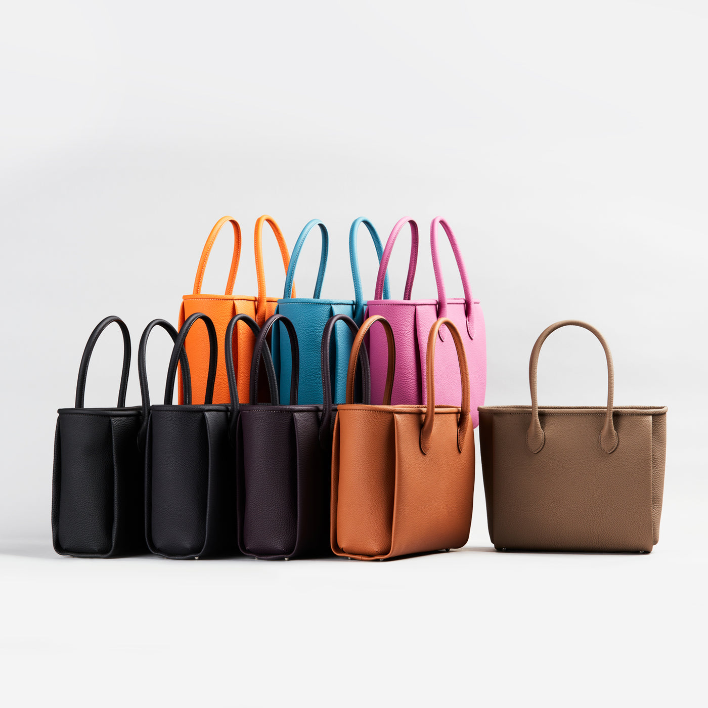 大峡製鞄のイタリア製ナイロンと革のコンビのトートバッグ、大峡製鞄らしい革使いです