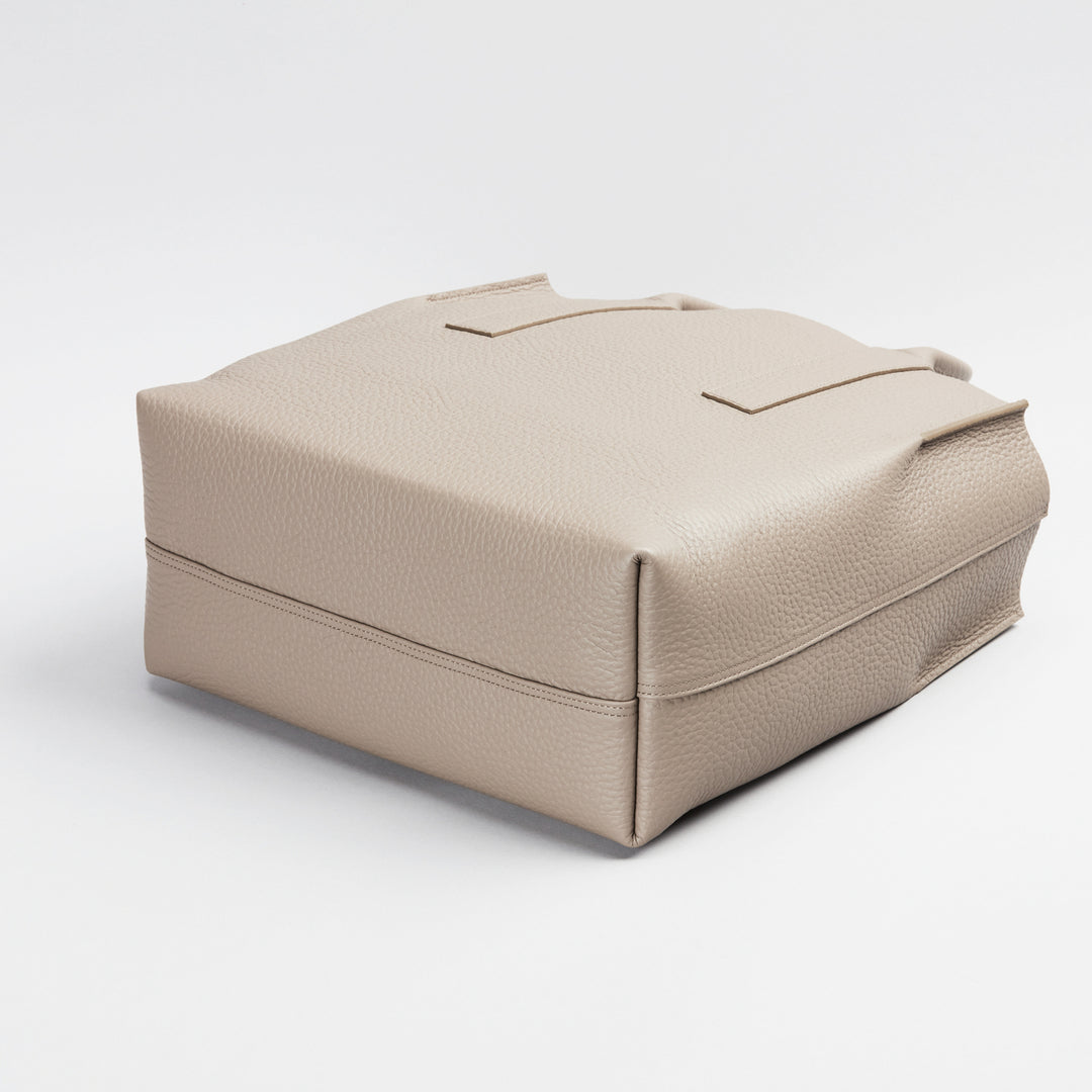 大峽製鞄－一枚仕立て手提げトートL『トワリ36』【1386-QTW】（トープ）