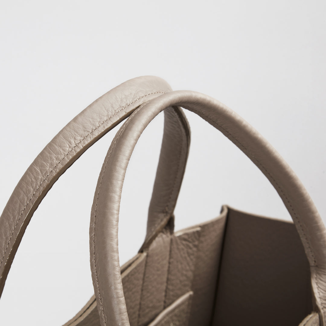 使用一度のみ 大峡製鞄 一枚仕立てトート トワリ36 ネイビー 使用一度のみ 大峡製鞄 一枚仕立てトート トワリ36 ネイビー